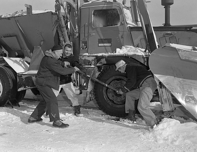 http://www.badgoat.net/Old Snow Plow Equipment/Trucks/Walter 100 Traction/Mass DPW Snowfighters/GW650H503-26.jpg